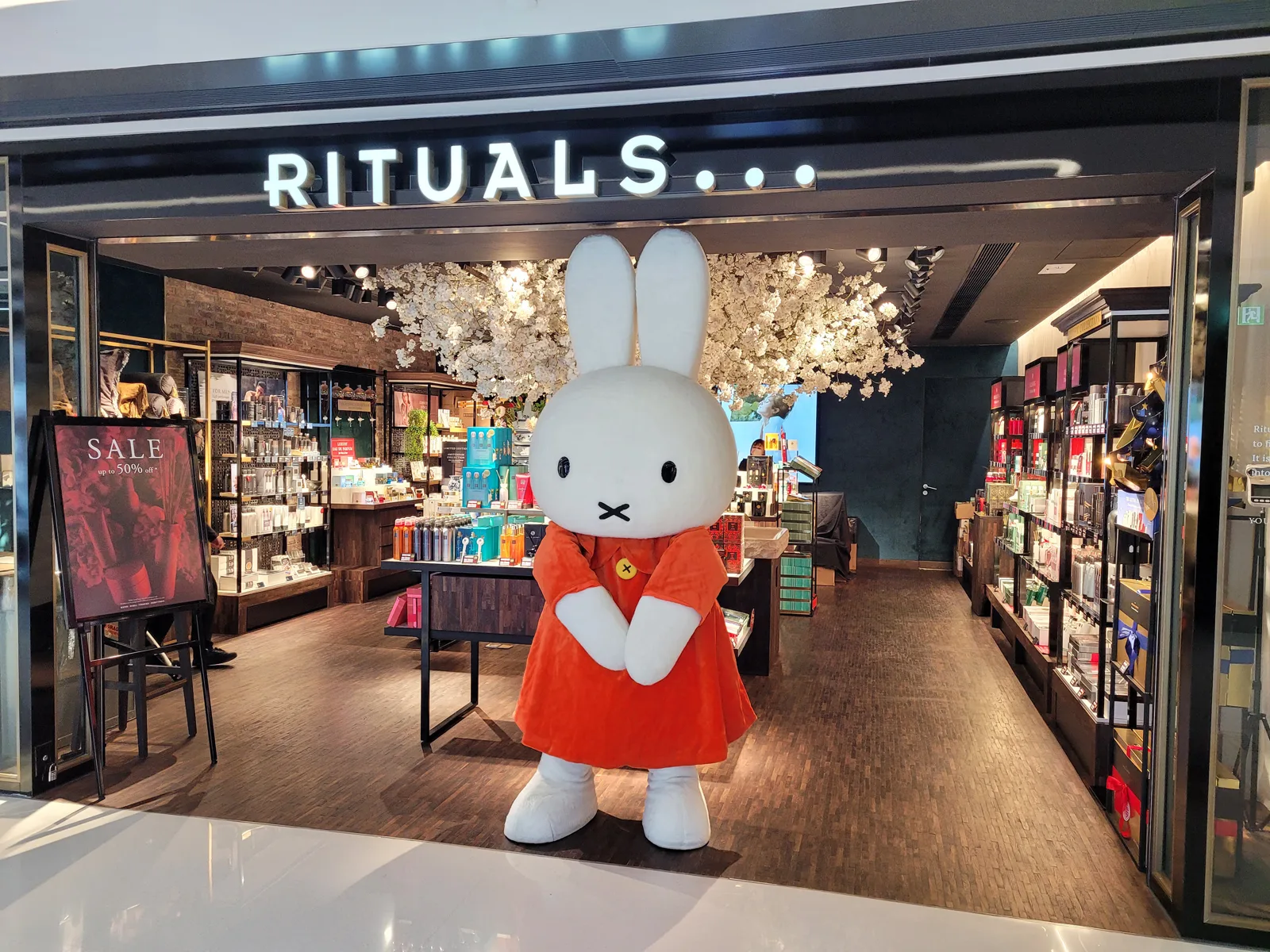 Miffy 吉祥物於 Rituals 門市與粉絲互動